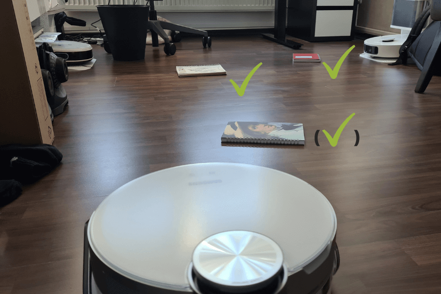 Das Testergebnis des Samsung Jet Bot AI+ bei der Objekterkennung von herumliegenden Blöcken ist zu sehen.